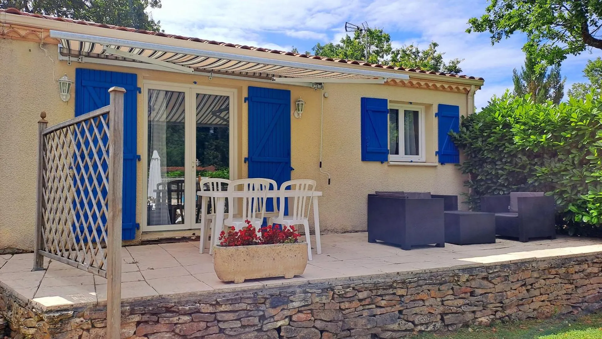 Les Gites De Lescurou Limogne-en-Quercy 0*,  France